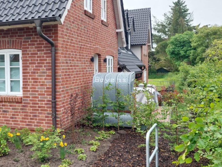 das dritte Highlight der Wohnung, die fertiggestellte Terasse und Außenbereich mit Fahrradständer