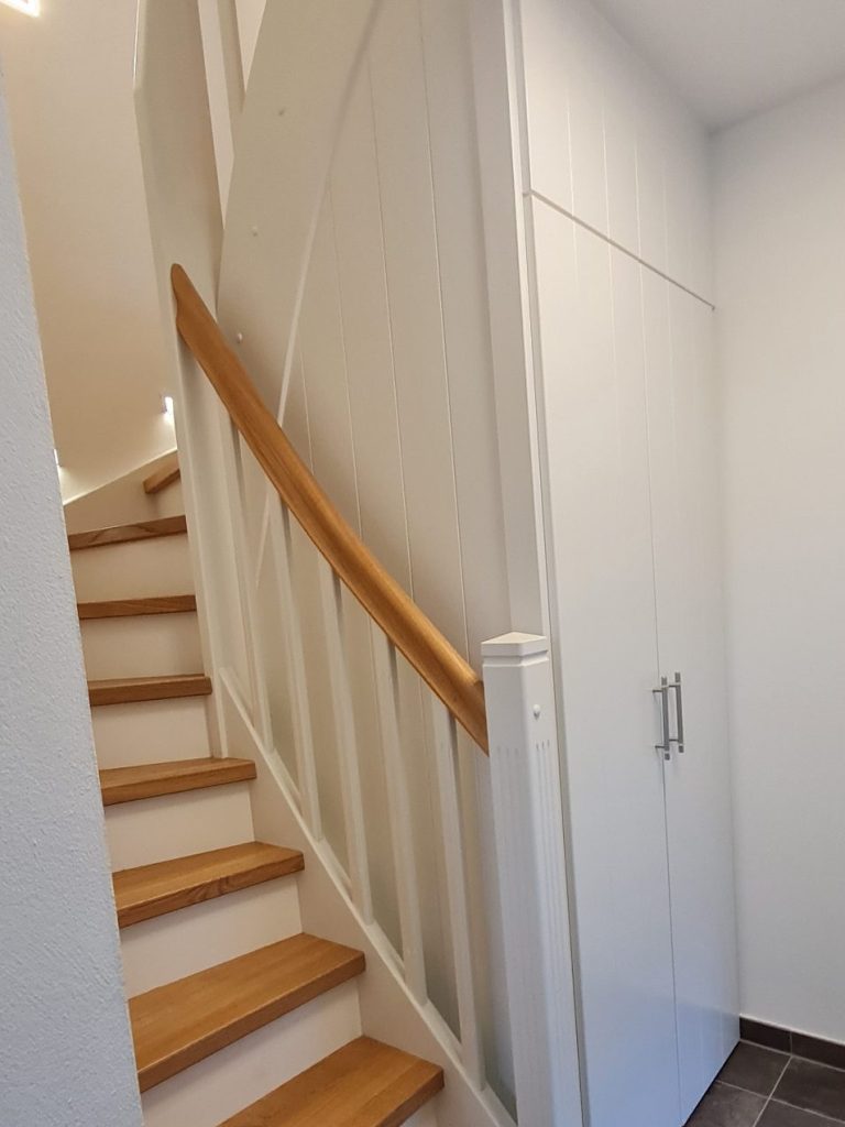 Treppenaufgang zum 1 Stockwerk. Unter der Treppe befindet sich eine Abstellkammer