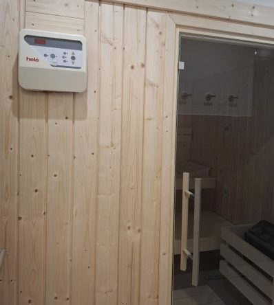 Außenansicht der sich im Keller befindlichen Sauna 