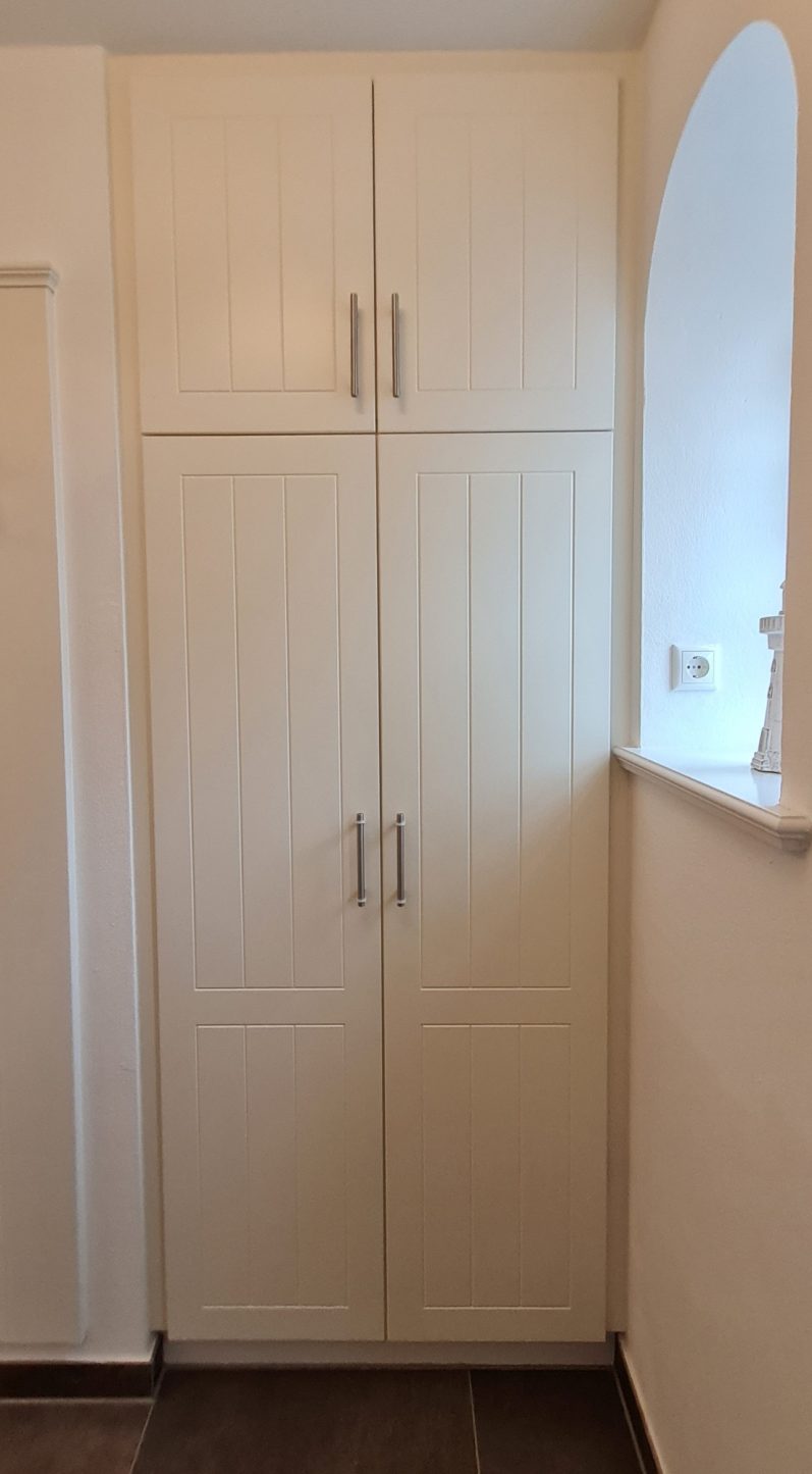 Ansicht des geteilten Garderobenschranks