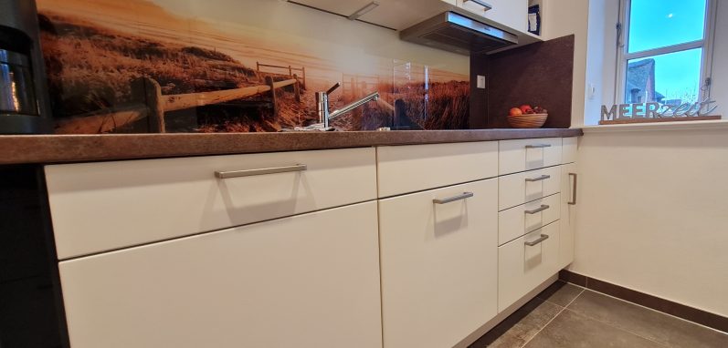 Nahansicht der modernen Küche mit Fokus auf den Details