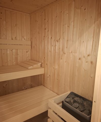 Innenansicht der Sauna mit Fokus auf den Aufguss