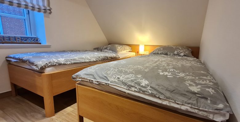 Ansicht auf die zwei Einzelbetten im kleinen Schlafzimmer
