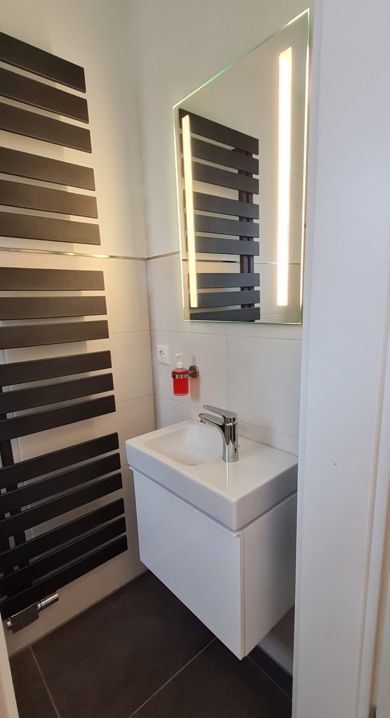 Ansicht der Amaturen im kleinen Bad