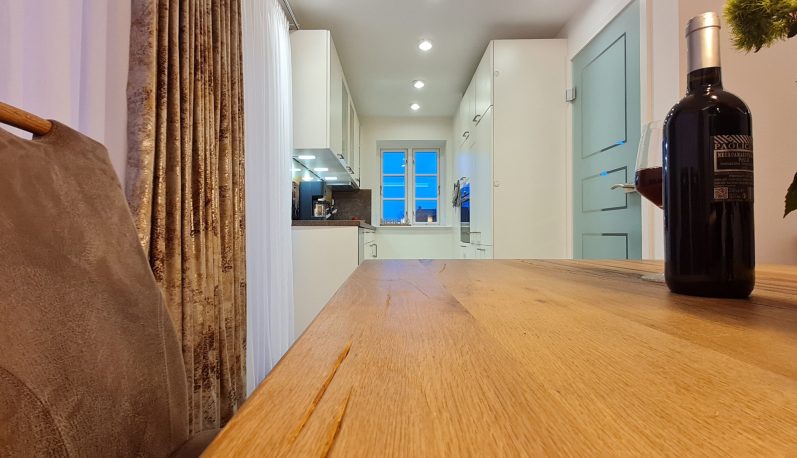 Gesamtansicht der Küche vom Essbereich aus