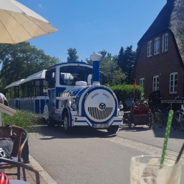Bild der Amrumer Bimmelbahn "Inselpaul"