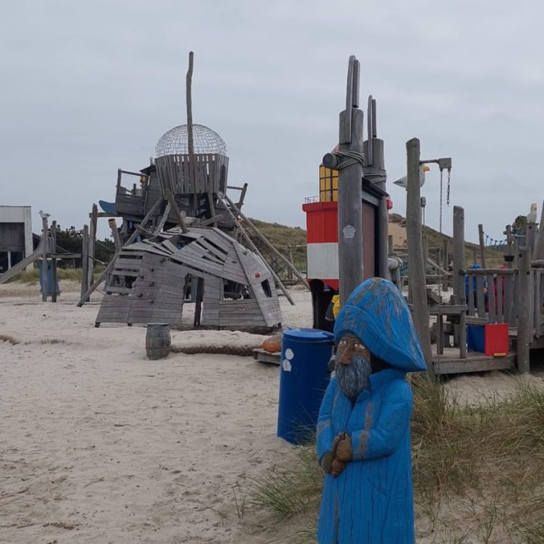 maritimer Spielplatz am Strand Norddorfs