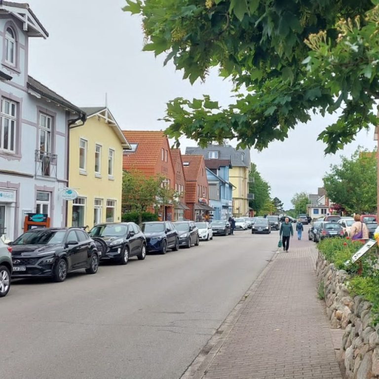 Bild der Hauptstraße Wittdüns in Anlehnung an Shoppingmöglichkeiten