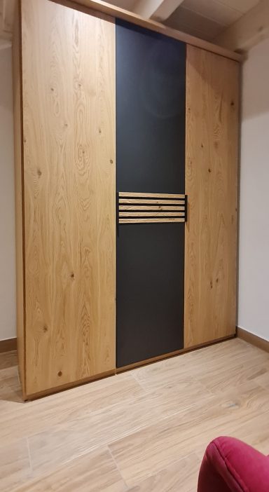Ansicht des Kleiderschranks mit Spotlights