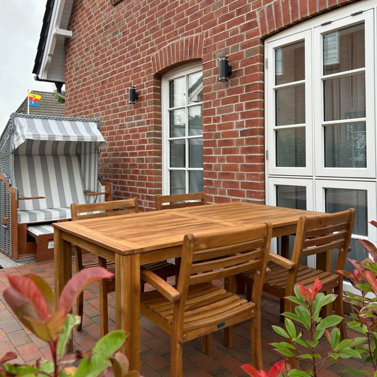 Ansicht der zur Wohnung gehörenden Terasse mit Sitzarrangement