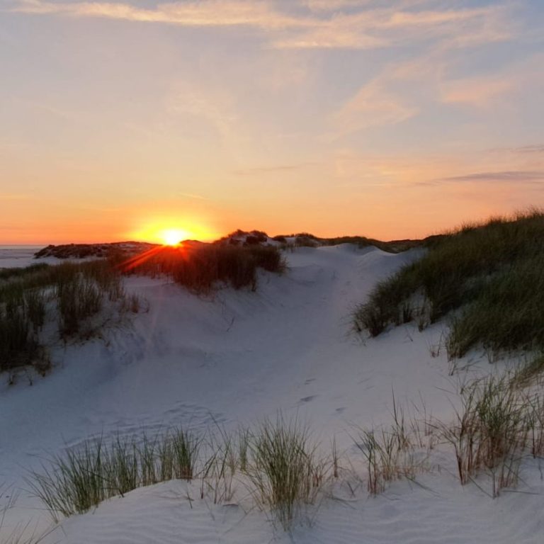 Ein Sonnenuntergang über den Dünen Amrums