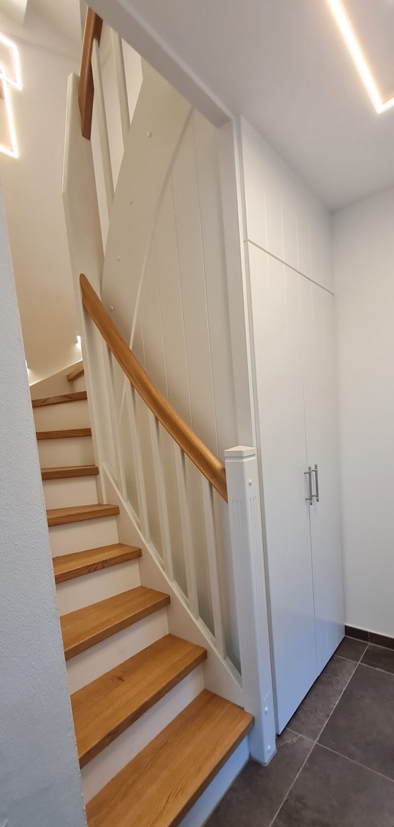 Treppe in die zweite Etage, sowie Abstellkammer