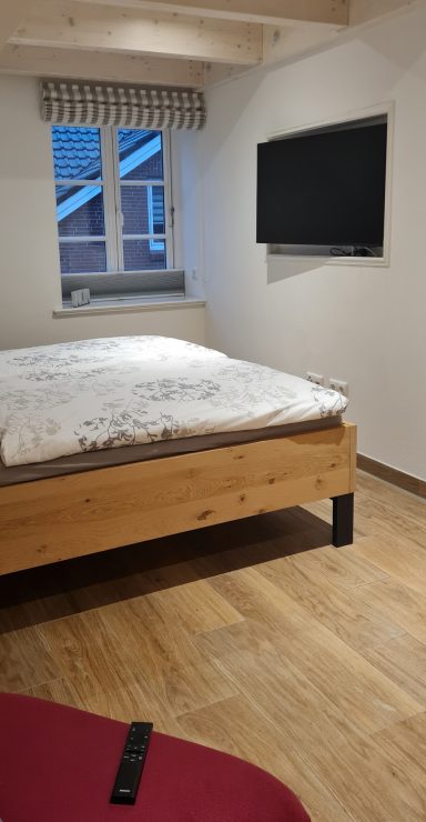 Ansicht des Schlafzimmers mit Blick auf das Fenster